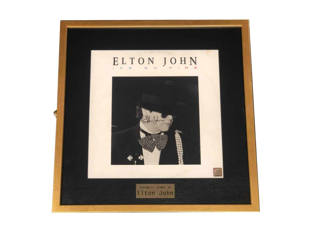 Пластинка с автографом Элтона Джона - купить оптом
