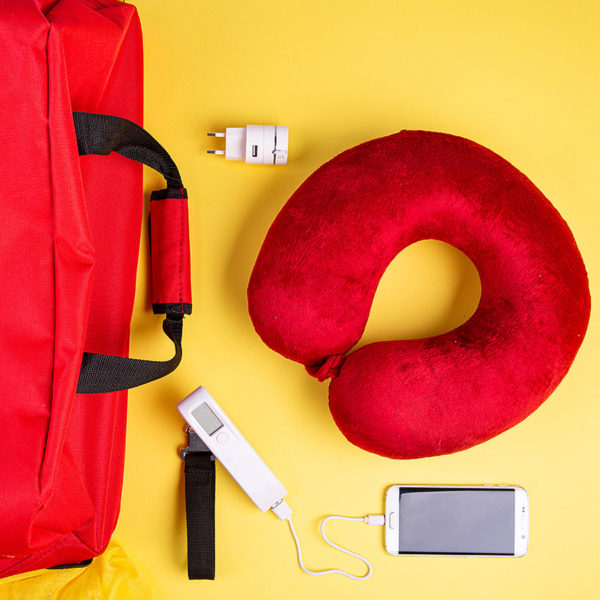 Набор подарочный GIRLS` TRIP: подушка, багажные весы, кабель, сумка, красный - купить оптом