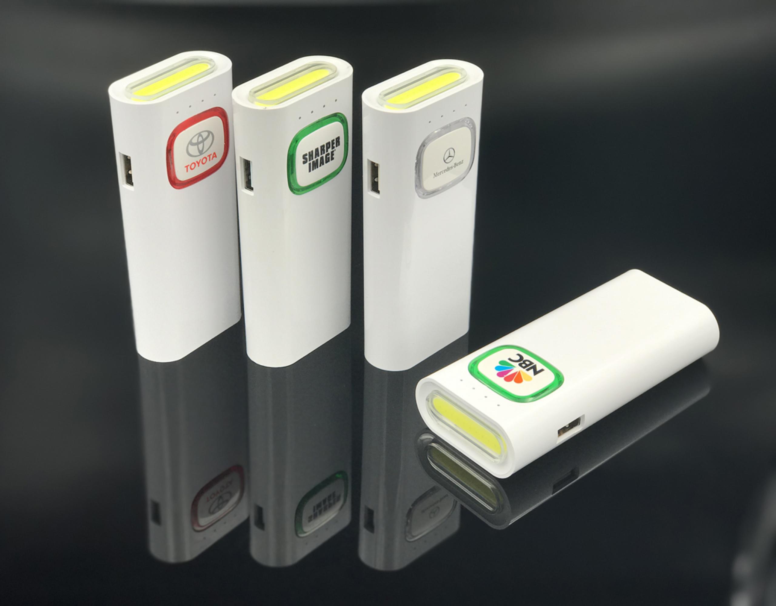 Зарядное устройство с LED-фонариком и подсветкой логотипа, 4400 mAh, цвет белый с зеленым, фото 2