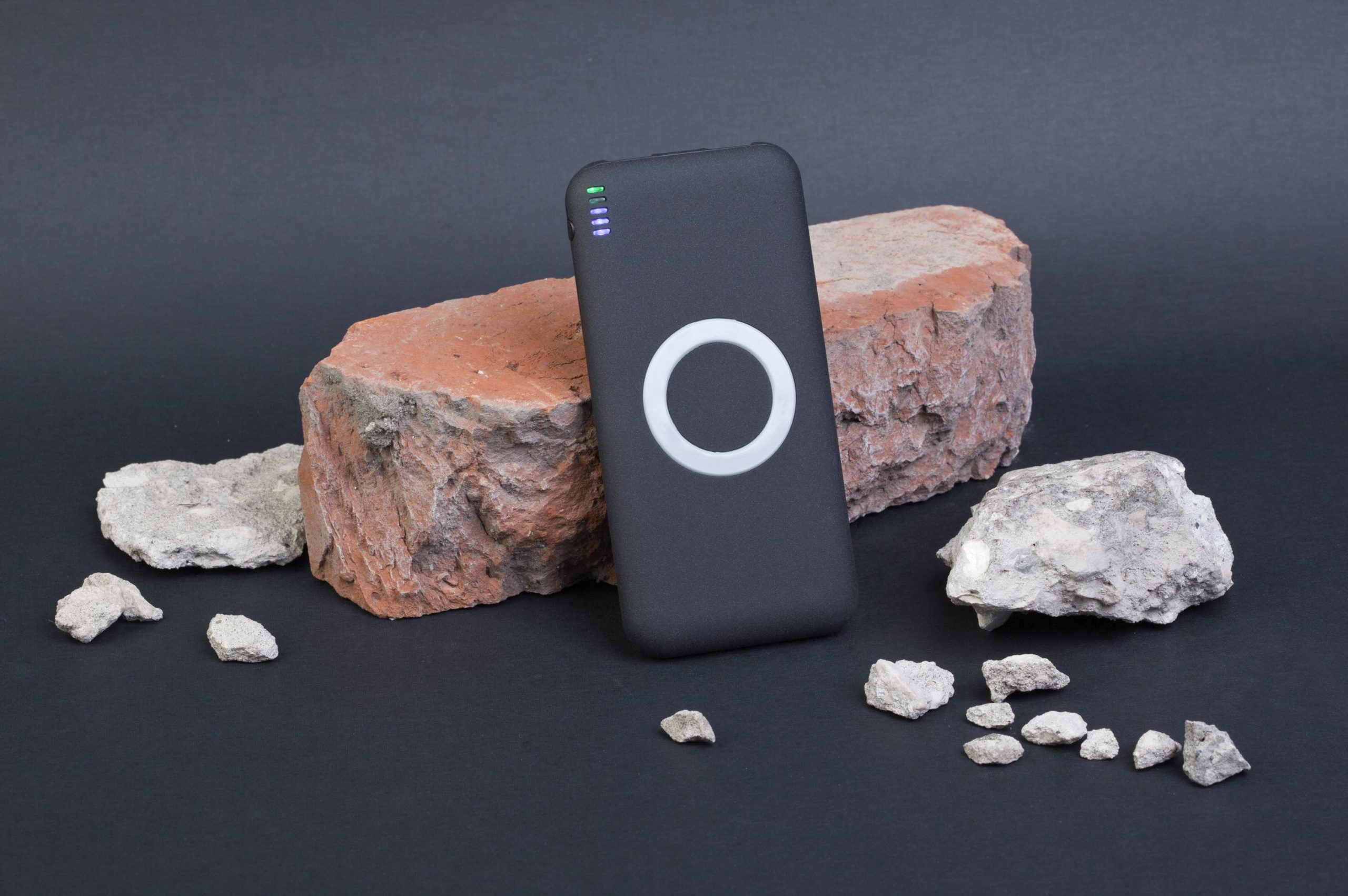 Беспроводное зарядное устройство "Камень", 8000 mAh, покрытие soft grip, цвет черный, фото 1