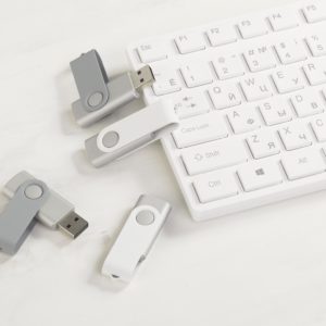 Флеш-карта "Vostok", объем памяти 16Gb, покрытие soft touch, цвет белый - купить оптом