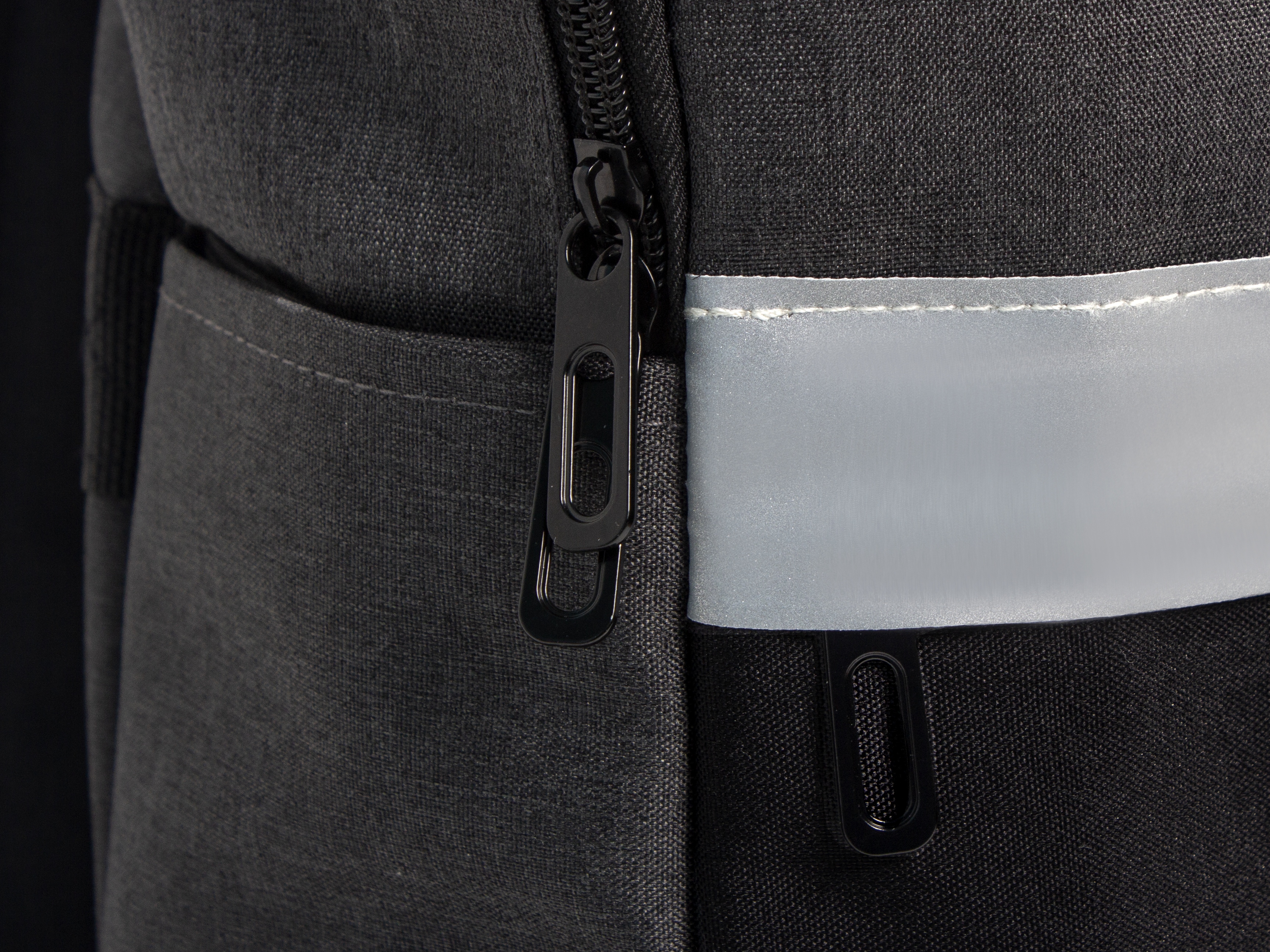 Рюкзак Merit со светоотражающей полосой и отделением для ноутбука 15.6'', темно-серый/черный - купить оптом